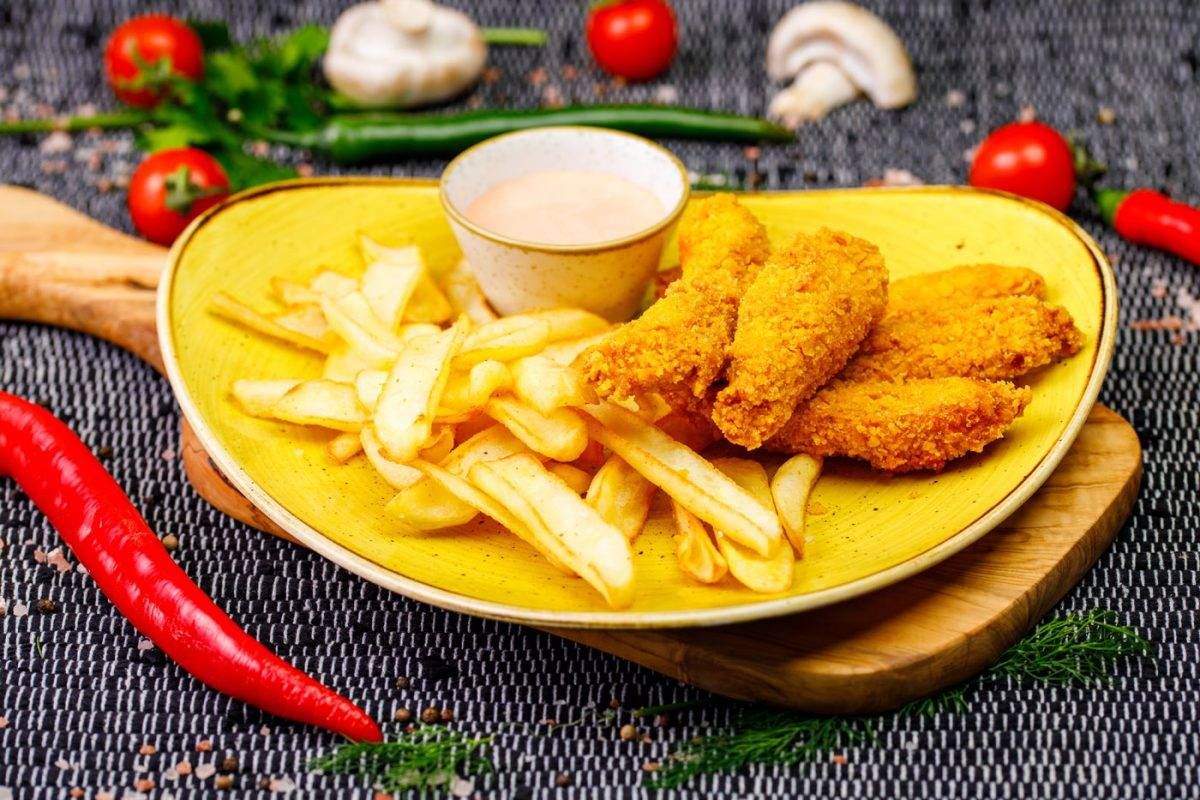 CRISPY CU CARTOFI PRAJITI SI SOS 